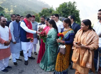 विधानसभा सत्र के लिए गैरसैंण पहुंचे CM धामी, गौचर और कर्णप्रयाग में पुष्पवर्षा कर हुआ भव्य स्वागत