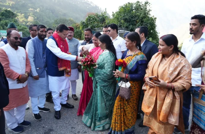 विधानसभा सत्र के लिए गैरसैंण पहुंचे CM धामी, गौचर और कर्णप्रयाग में पुष्पवर्षा कर हुआ भव्य स्वागत