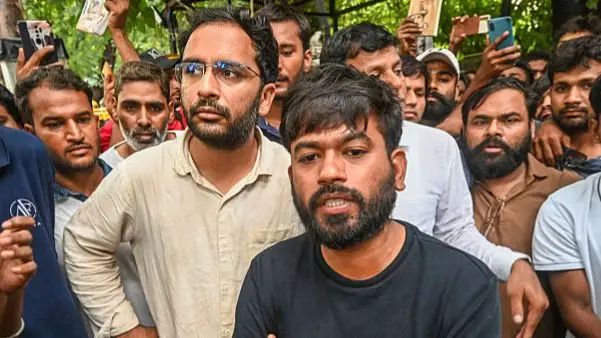 दिल्ली में प्रदर्शन से पहले पुलिस की कार्रवाई, अभिजीत दीपके और ध्रुव राठी को हिरासत में लिए जाने की जानकारी