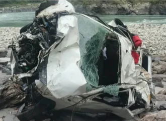 देवप्रयाग में दर्दनाक सड़क हादसा: 150 मीटर गहरी खाई में गिरी वैगनआर, दो की मौत और तीन घायल