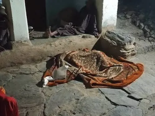देहरादून में मर्डर!, पति ने दराती से पत्नी का काटा गला, शव को आंगन में फेंका