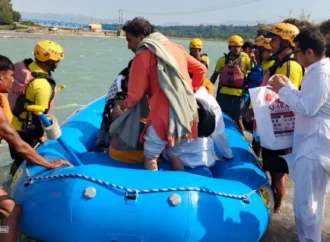 हरिद्वार में बढ़ा गंगा का जलस्तर, टापू पर फंसे 35 लोगों का SDRF ने किया सुरक्षित रेस्क्यू