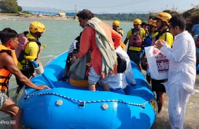 हरिद्वार में बढ़ा गंगा का जलस्तर, टापू पर फंसे 35 लोगों का SDRF ने किया सुरक्षित रेस्क्यू