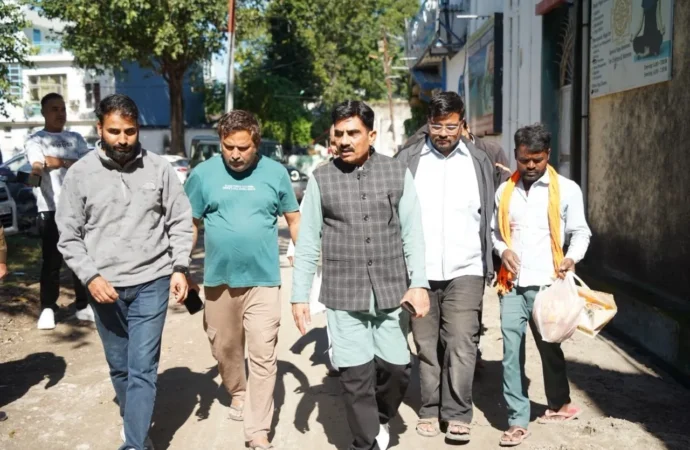 महापौर श्री शम्भू पासवान ने आवास विकास की गली नंबर-03 में 11 लाख रुपये की लागत से सड़क निर्माण कार्य का किया शुभारंभ